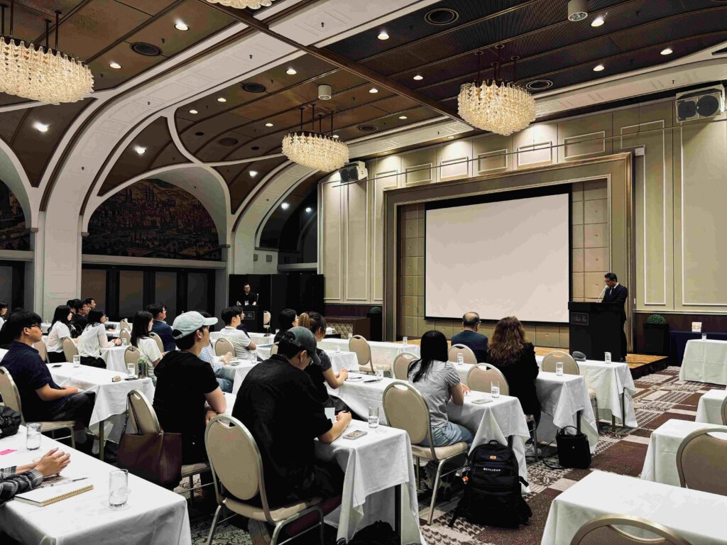 駐新潟大韓民国総領事館の洪仁泳（ホン・インヨン）副総領事によるご挨拶と講演